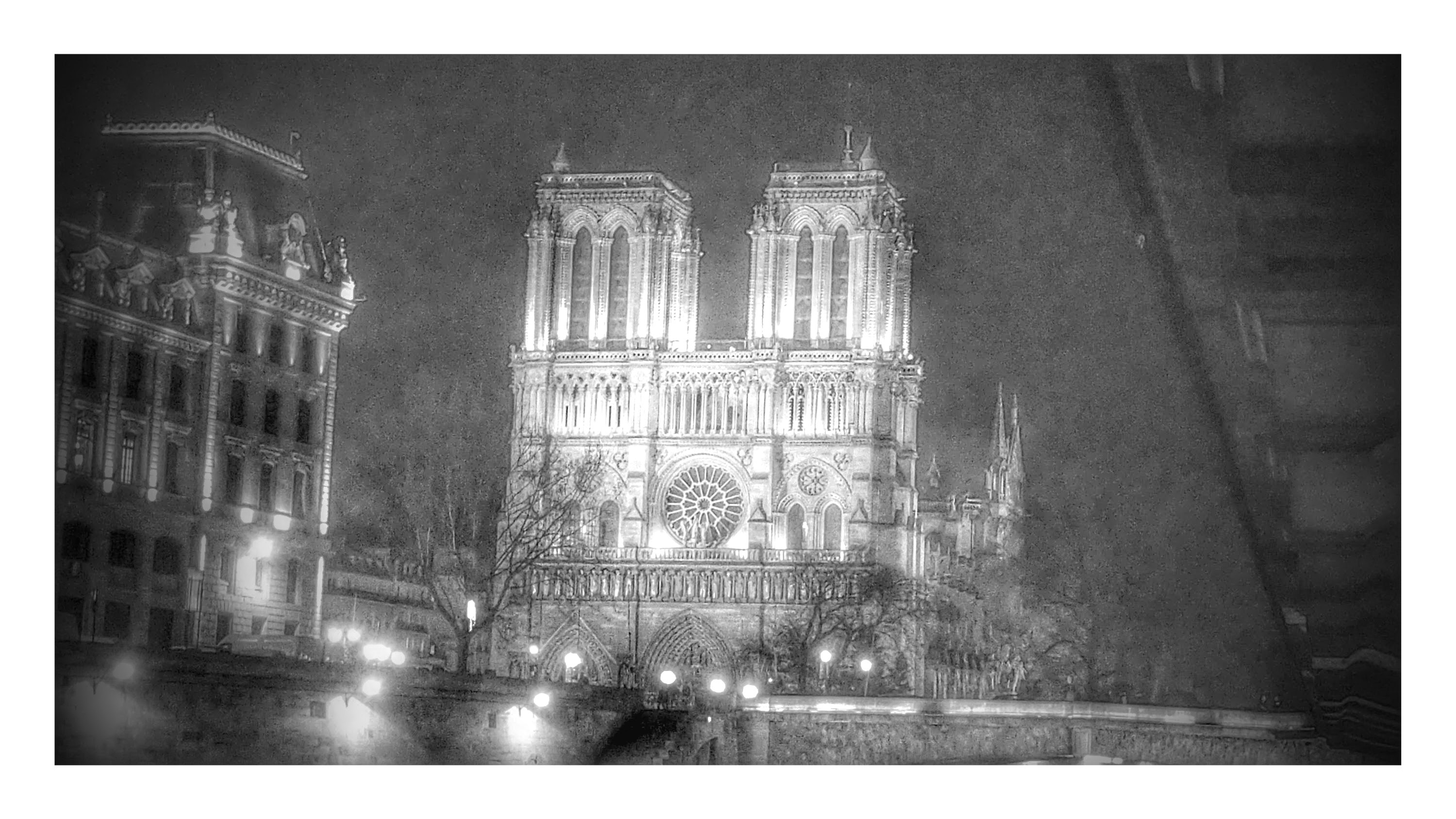 Black and white Notre-Dame